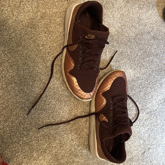 Women’s maroon Nike running shoes - Picture 4 of 5